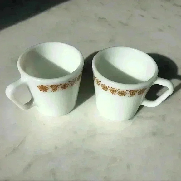 Set of 2 Pyrex Butterfly Gold milk glass mugs with D handles - Picture 4 of 10
